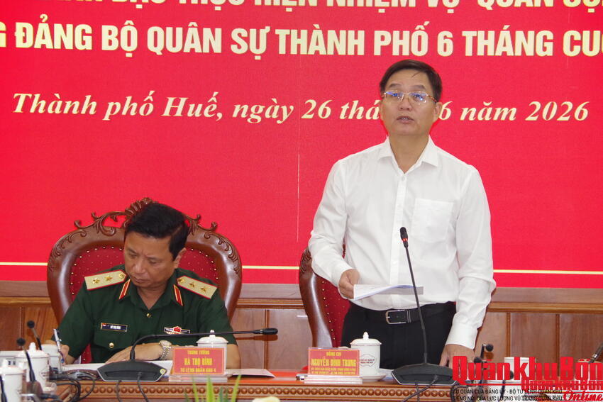 Trung tướng Hà Thọ Bình, Tư lệnh Quân khu 4 dự, chỉ đạo Hội nghị Đảng ủy Quân sự thành phố Huế.