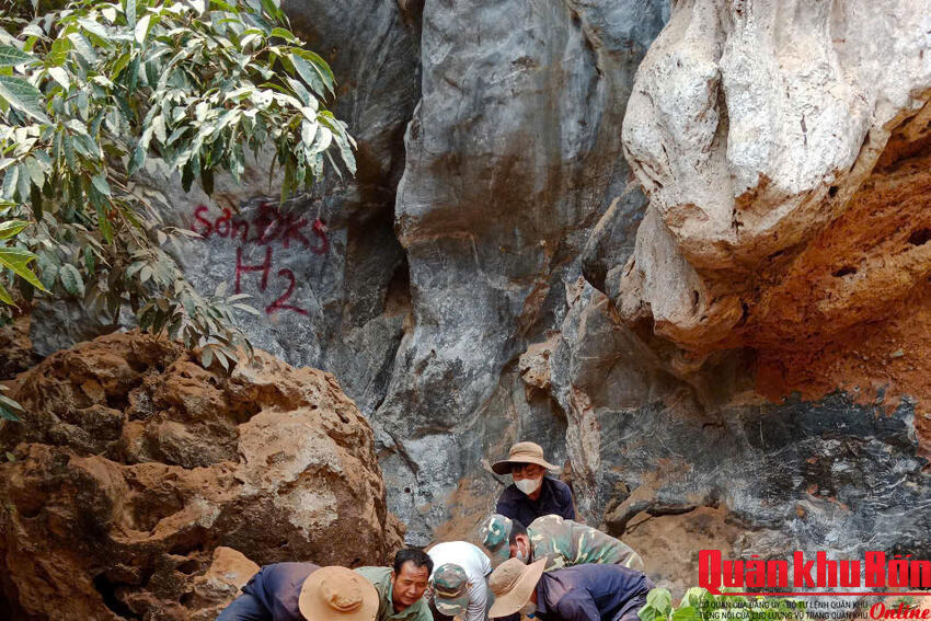 Phóng sự ảnh: Vượt khó tìm đồng đội trên đất bạn Lào