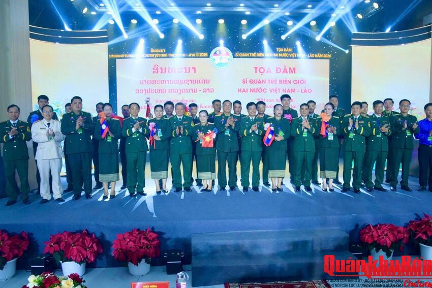Sĩ quan trẻ Việt Nam - Lào thắt chặt tình hữu nghị