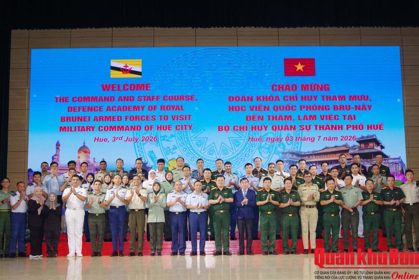 Đoàn Học viện Quốc phòng Brunei thăm Bộ CHQS thành phố Huế