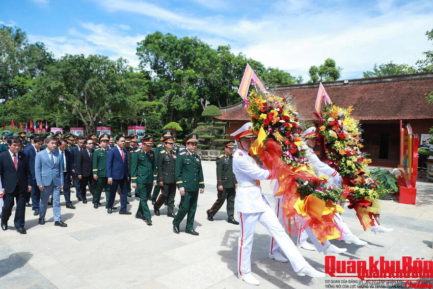 Đoàn đại biểu cấp cao Bộ Quốc phòng Việt Nam và Lào dâng hoa, dâng hương tưởng niệm Chủ tịch Hồ Chí Minh