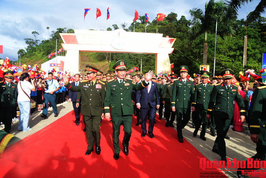 Đại tướng Phan Văn Giang chủ trì đón Đoàn đại biểu cấp cao Bộ Quốc phòng Lào tại Cửa khẩu Quốc tế Thanh Thủy
