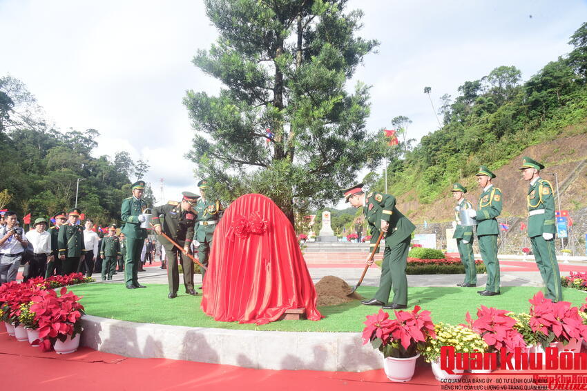 Nhịp cầu hữu nghị trên dải biên cương Việt - Lào