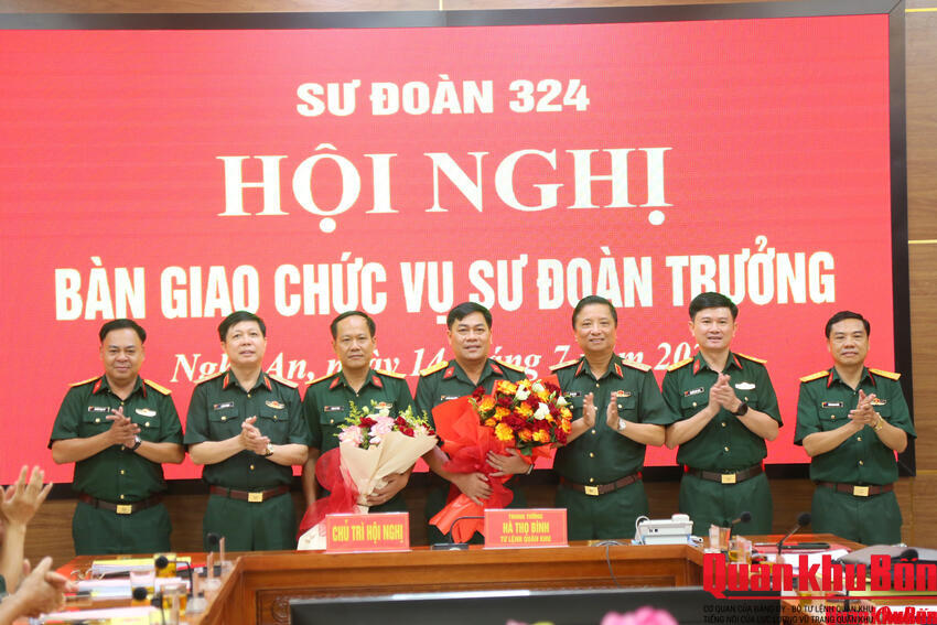 Trung tướng Hà Thọ Bình, Tư lệnh Quân khu chủ trì hội nghị bàn giao Sư đoàn trưởng Sư đoàn 324