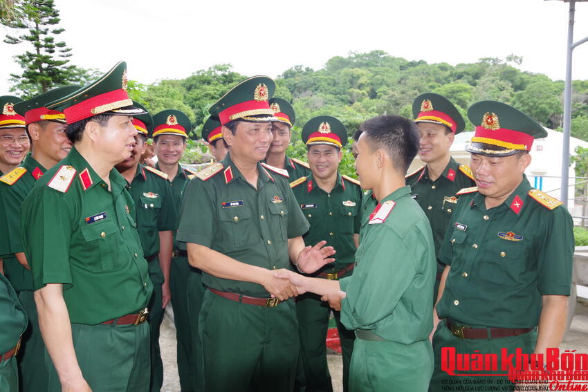 Bộ Tư lệnh Quân khu 4 kiểm tra tại đảo Hòn Mê, tỉnh Thanh Hóa.