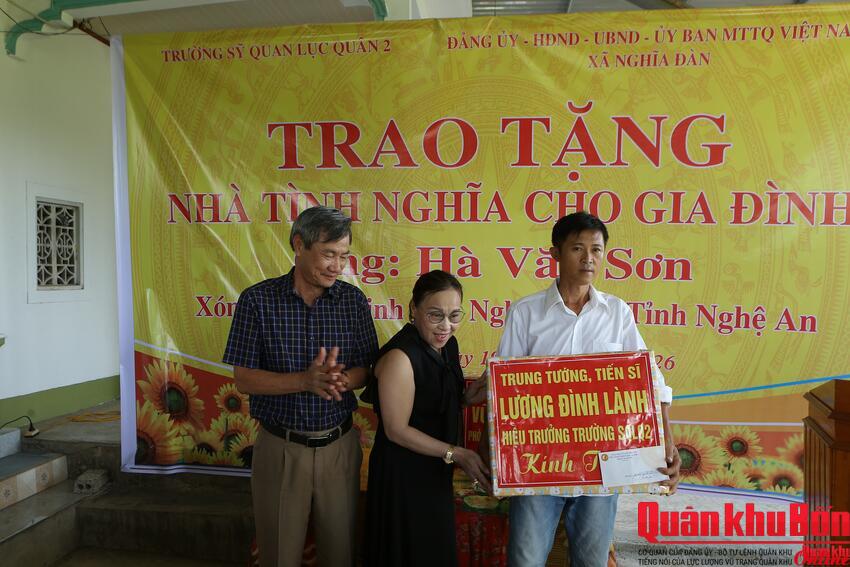 Trường Sĩ quan Lục quân 2 trao tặng Nhà tình nghĩa cho gia đình chính sách tại Nghệ An