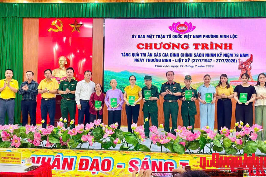 Bệnh viên Quân y 4 tặng quà tri ân gia đình chính sách tại phường Vinh Lộc