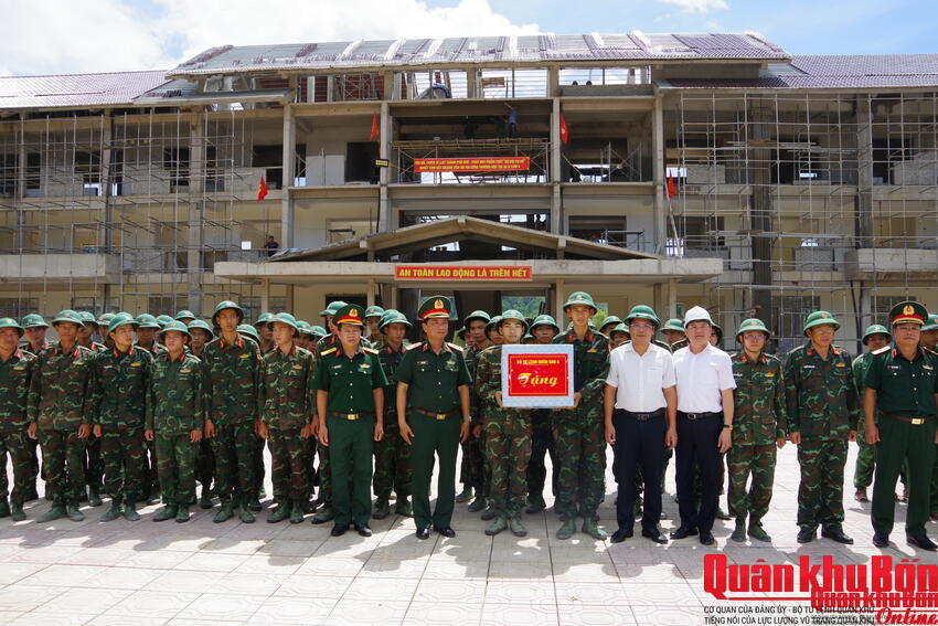 Tư lệnh Quân khu 4 kiểm tra, động viên lực lượng thi công Trường Phổ thông liên cấp tại xã A Lưới 4.