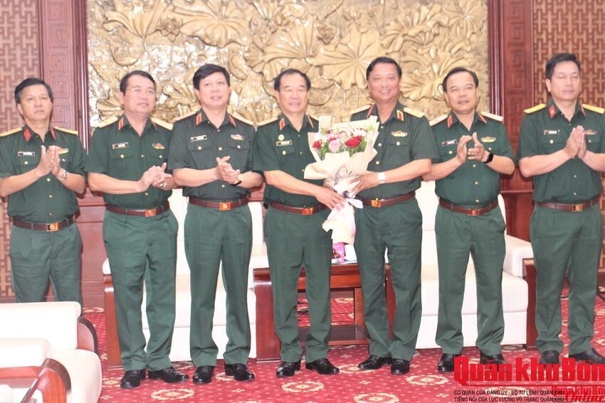 Thượng tướng Mai Quang Phấn thăm Quân khu 4