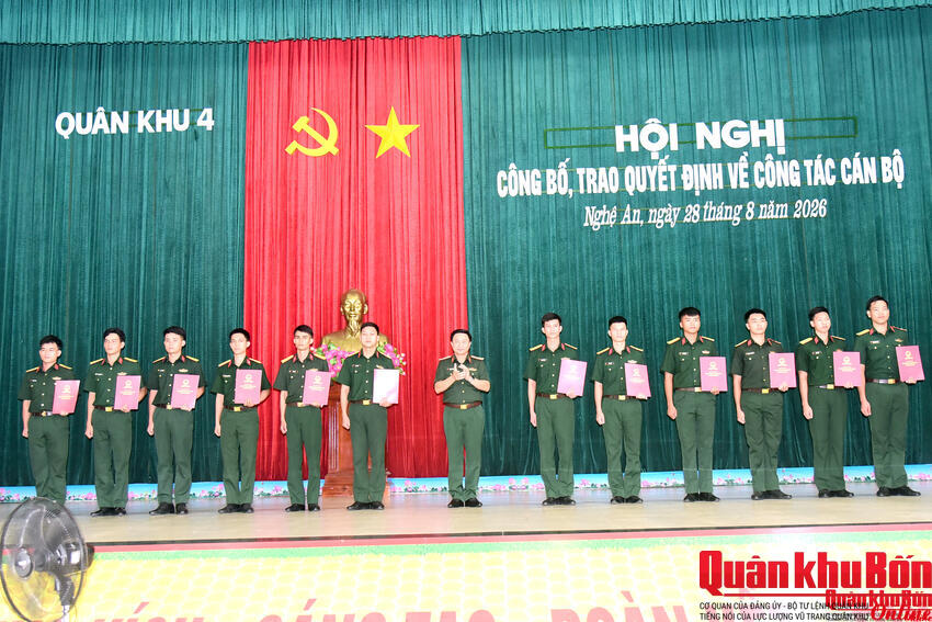 Quân khu 4: Công bố và trao quyết định về công tác cán bộ
