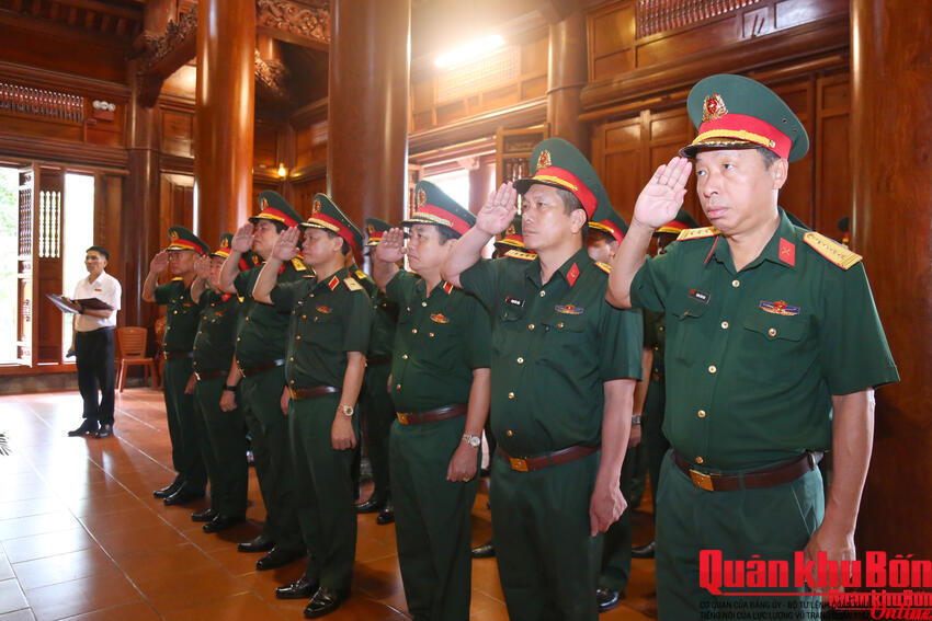 Quân khu 4 dâng hương tưởng niệm Chủ tịch Hồ Chí Minh