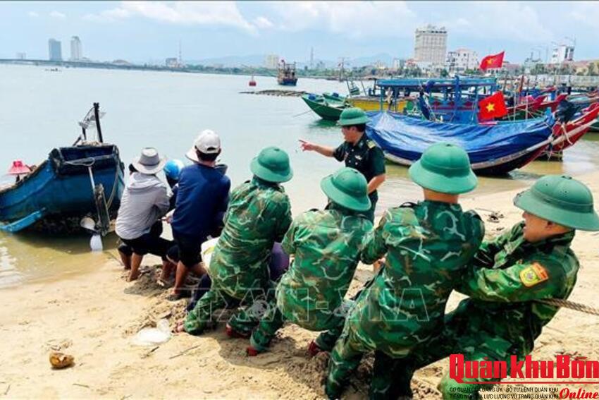 Hỗ trợ ngư dân trục vớt thuyền bị chìm tại biển Nhật Lệ