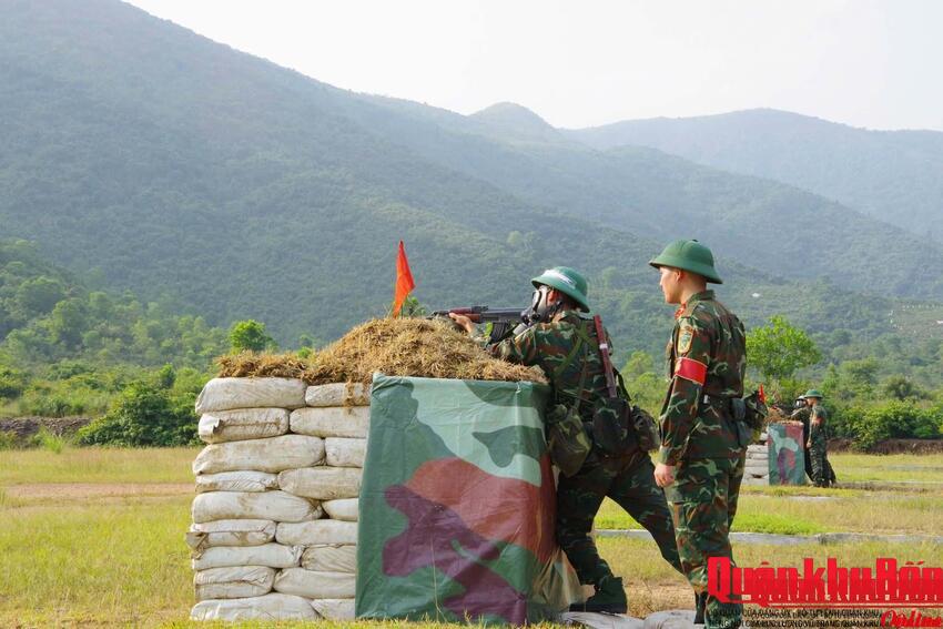 Trung đoàn 3, Sư đoàn 324 (Quân khu 4) kiểm tra bắn bài 2 súng tiểu liên AK