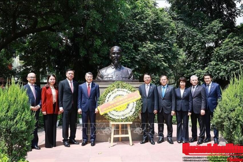 Thủ tướng Lê Minh Hưng đặt vòng hoa tại Tượng Chủ tịch Hồ Chí Minh ở New Delhi