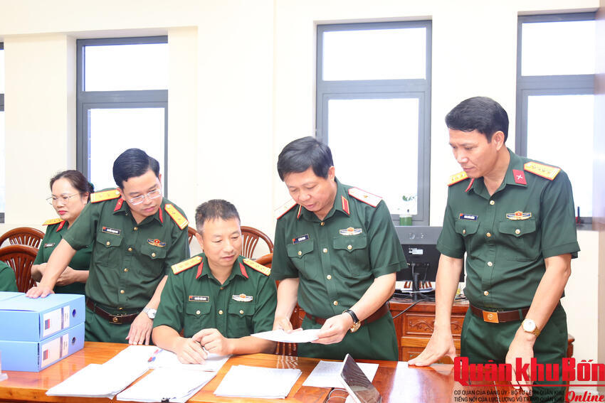 Thiếu tướng Lê Văn Trung, Phó Chính ủy Quân khu 4 kiểm tra chấm thi nhận thức chính trị