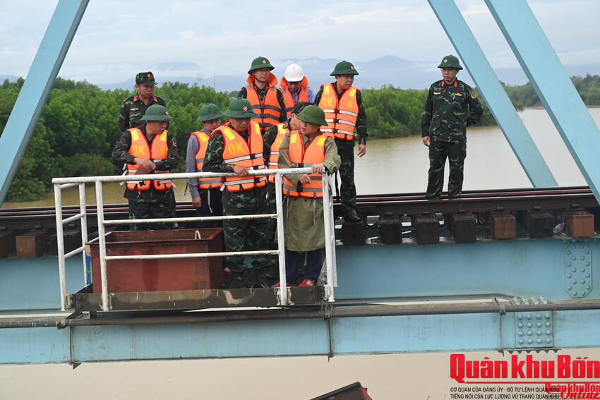 Trung tướng Hà Thọ Bình, Tư lệnh Quân khu kiểm tra công tác phòng, chống thiên tai tại Quảng Trị.