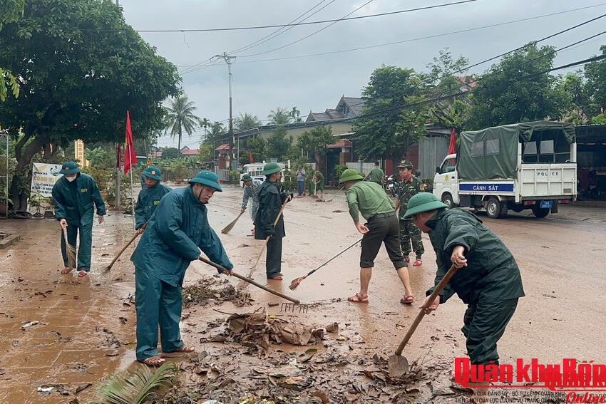 Bộ Chỉ huy Quân sự tỉnh Quảng Trị huy động hàng trăm cán bộ, chiến sĩ hỗ trợ Nhân dân khắc phục hậu quả mưa lũ