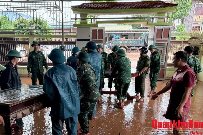 Bộ đội hỗ trợ hơn 2.000 người trở về nhà sau mưa lũ