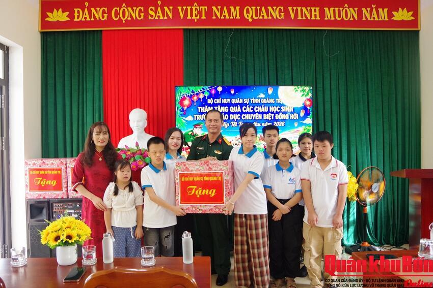 Bộ Chỉ huy Quân sự  tỉnh Quảng Trị tổ chức tết Trung thu tại Trường Giáo dục chuyên biệt Đồng Hới
