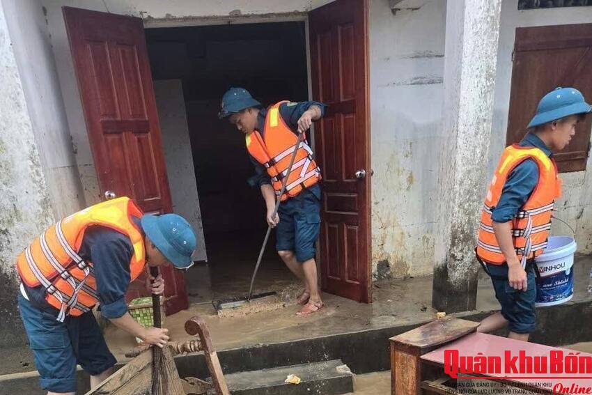 Lực lượng vũ trang tỉnh Nghệ An dồn sức giúp Nhân dân khắc phục hậu quả mưa lũ