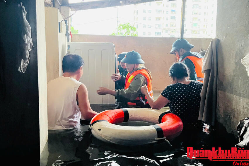 Lực lượng vũ trang Nghệ An nhanh chóng giúp dân khắc phục hậu quả mưa lụt
