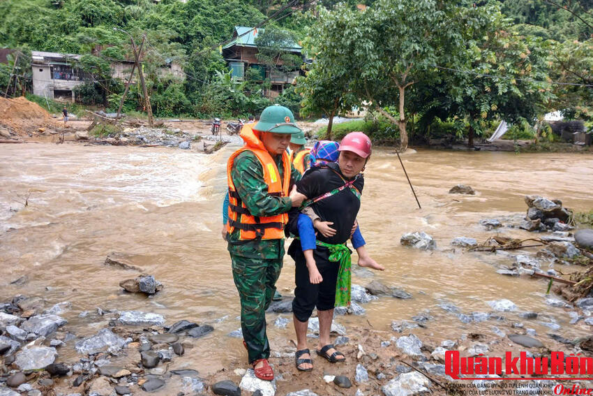 Chủ động giúp người dân ứng phó mưa lũ ở miền Tây Nghệ An
