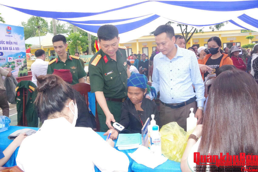 Sư đoàn 968 (Quân khu 4): Phối hợp khám bệnh, cấp thuốc miễn phí cho nhân dân nơi biên giới