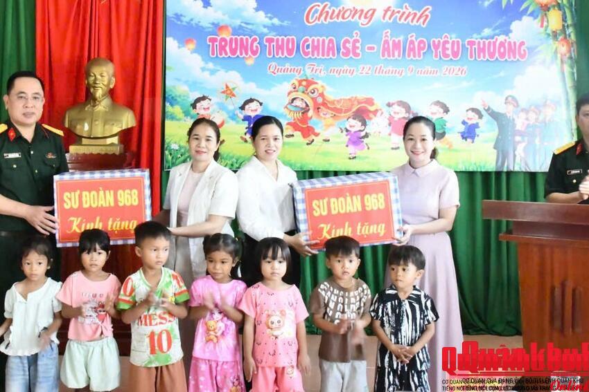Sư đoàn 968 (Quân khu 4): Mang Tết Trung thu đến với trẻ em vùng đồng bào dân tộc thiểu số