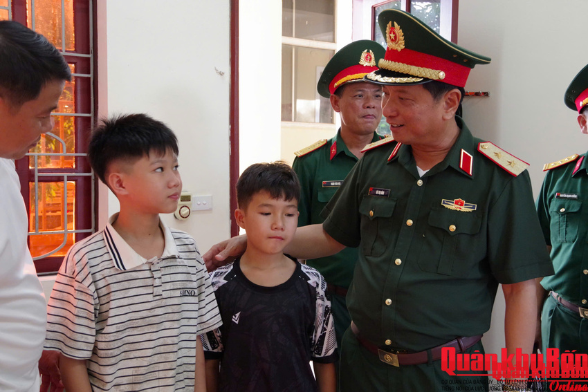 Trung tướng Hà Thọ Bình thăm, động viên học sinh Phân hiệu 2 Trường Thiếu sinh quân miền Trung