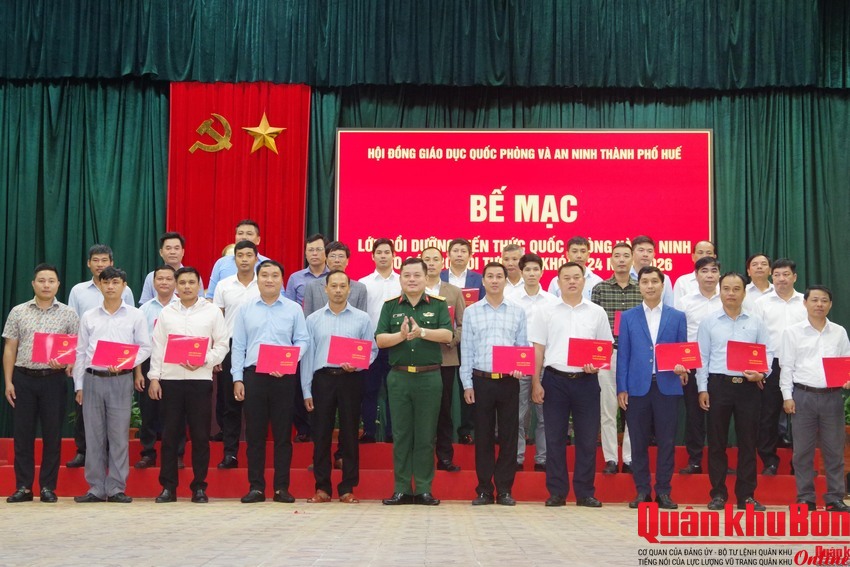 Thành phố Huế: 150 cán bộ hoàn thành bồi dưỡng kiến thức quốc phòng và an ninh đối tượng 3