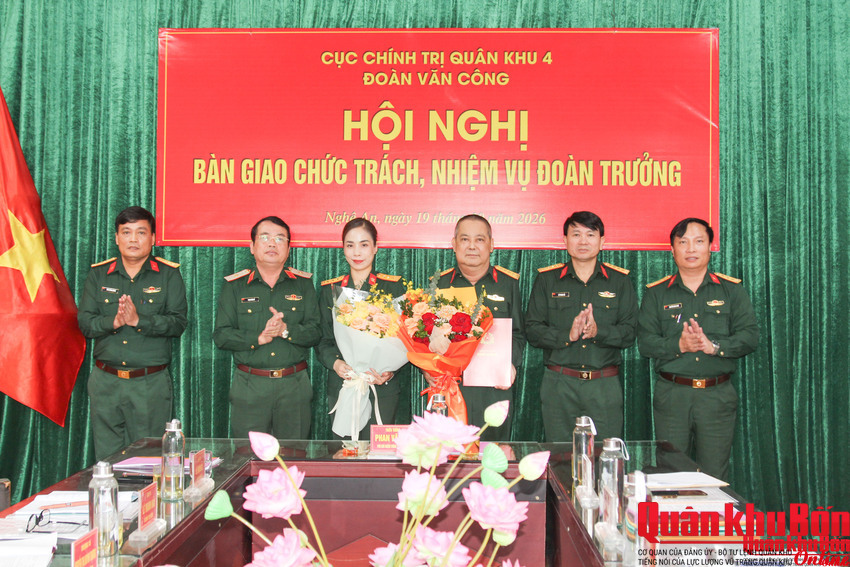 Cục Chính trị Quân khu 4 trao quyết định nghỉ chuẩn bị hưu và bàn giao chức trách, nhiệm vụ Đoàn trưởng Đoàn Văn công