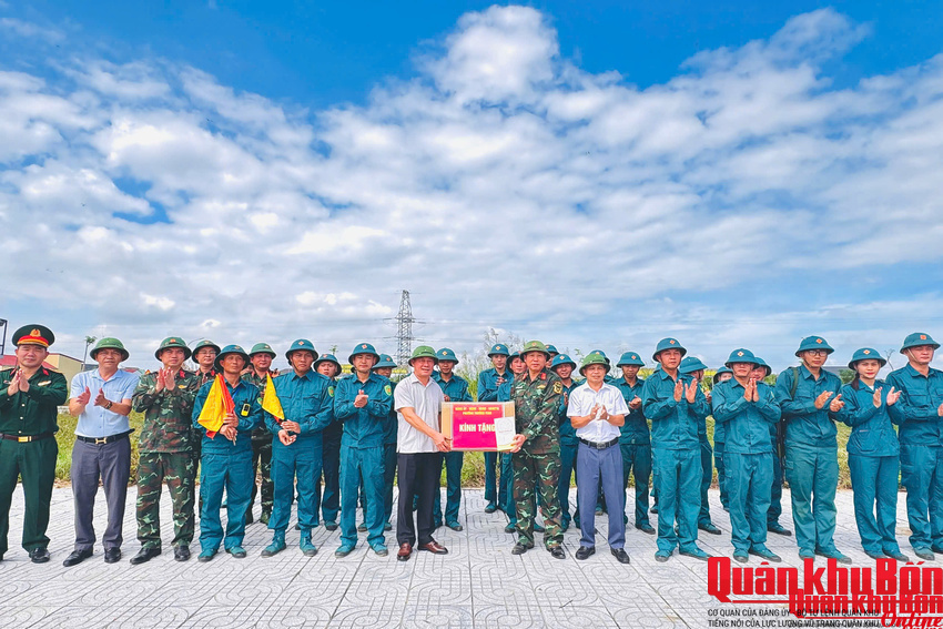Thăm, động viên và tặng quà lực lượng huấn luyện, luyện tập thực binh “Vòm phòng không bền vững”