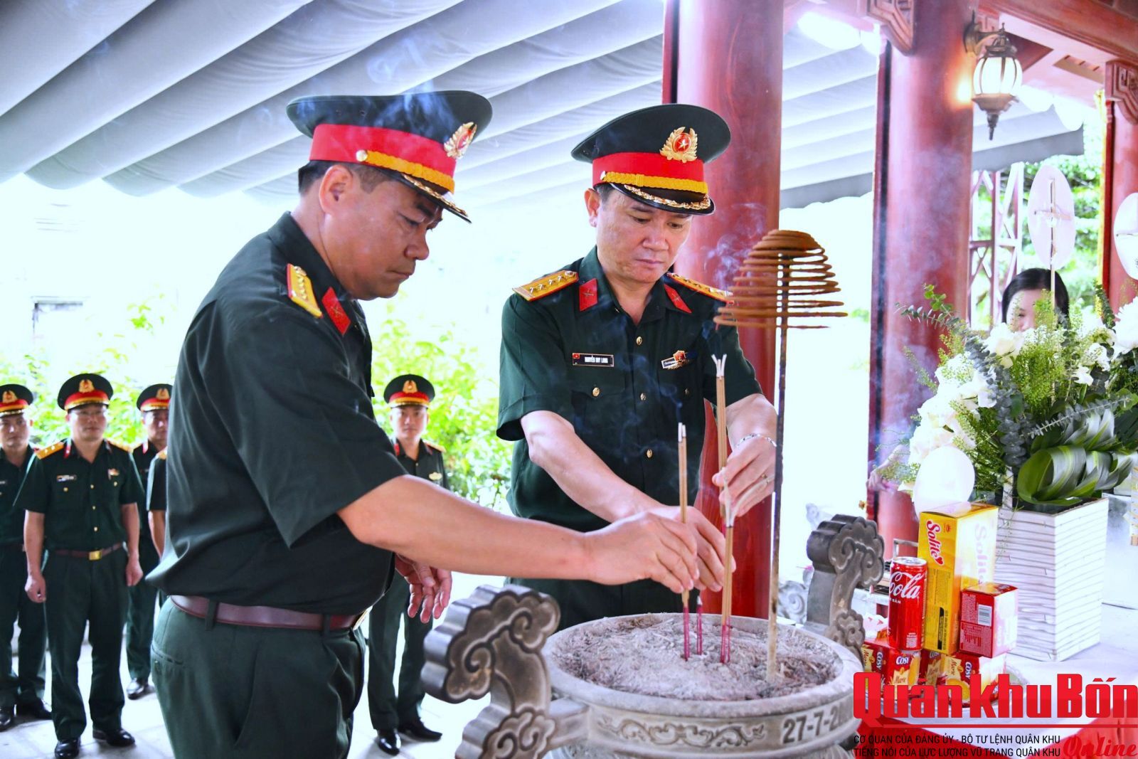 Sư đoàn 324 dâng hoa, dâng hương tri ân các anh hùng liệt sĩ