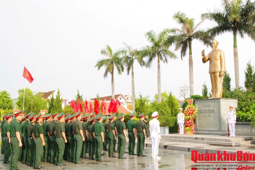 Lực lượng vũ trang tỉnh Hà Tĩnh dâng hương, báo công nhân kỷ niệm 51 năm Ngày giải phóng miền Nam, thống nhất đất nước