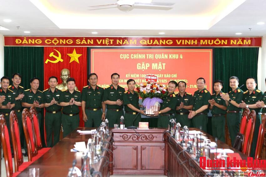 Cục Chính trị Quân khu 4: Gặp mặt cán bộ, phóng viên, nhân viên Báo Quân khu