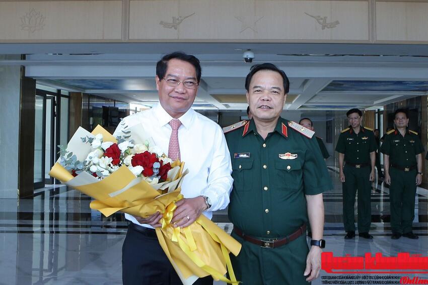 Lãnh đạo Thủ đô Viêng Chăn (Lào) thăm, làm việc tại Bộ Tư lệnh Quân khu 4