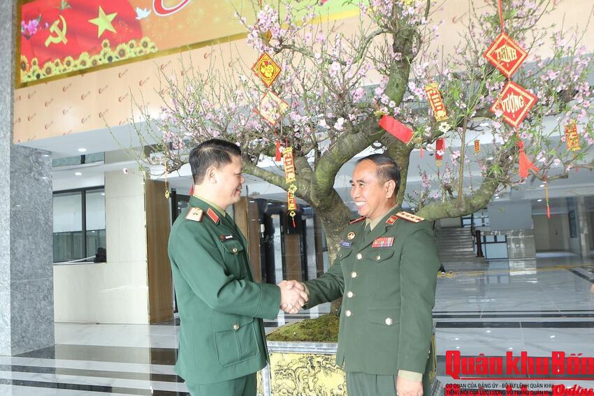 Các địa phương, đơn vị nước bạn Lào thăm, chúc Tết Quân khu 4