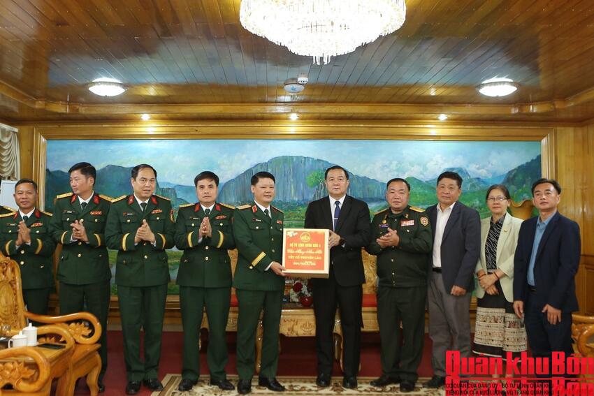 Bộ Tư lệnh Quân khu 4 chúc Tết Bunpimay tỉnh Hủa Phăn, Lào