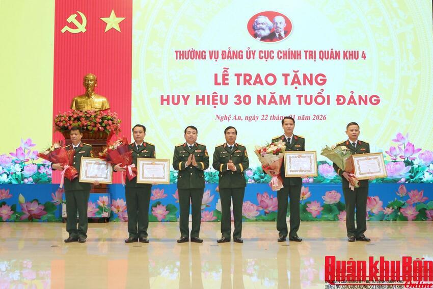Thường vụ Đảng ủy Cục Chính trị Quân khu 4: Trao Huy hiệu 30 năm tuổi Đảng