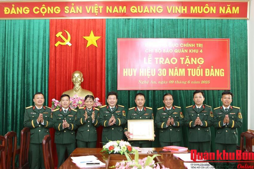 Đồng chí Tổng Biên tập Báo Quân khu 4 đón nhận Huy hiệu 30 năm tuổi Đảng