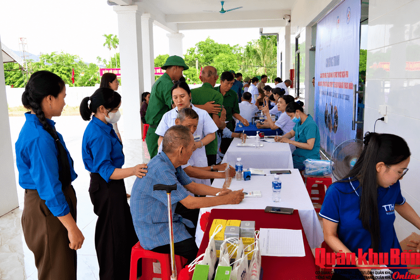 Khám bệnh, tư vấn sức khỏe, cấp thuốc miễn phí cho hơn 200 thương binh, bệnh binh, người có công với cách mạng