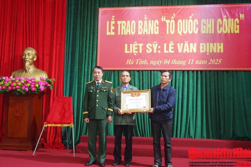 Trao Bằng “Tổ quốc ghi công” cho thân nhân liệt sĩ Lê Văn Định