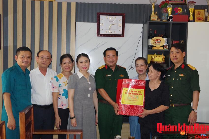 Bộ CHQS tỉnh Hà Tĩnh thăm, tặng quà gia đình chính sách