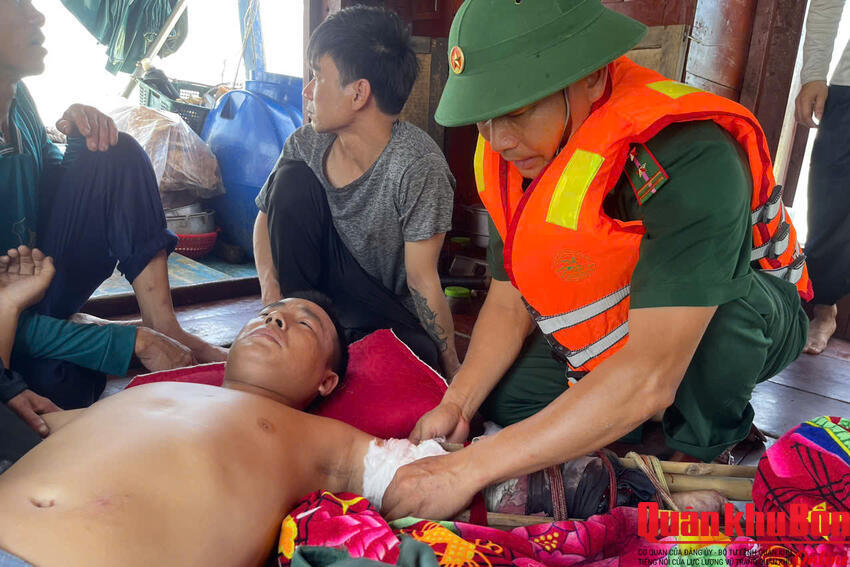 Ngư dân bị tai nạn lao động trên biển được lực lượng Biên phòng kịp thời cứu hộ