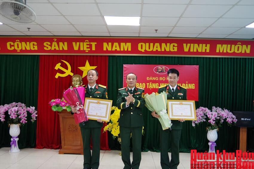 Đảng bộ Hệ 2, Học viện Chính trị: Tổ chức lễ trao tặng Huy hiệu 35 năm tuổi Đảng