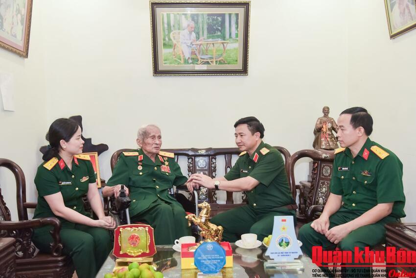 Thiếu tướng Đoàn Xuân Bường thăm, tặng quà Trung tướng, Anh hùng Lực lượng vũ trang nhân dân Nguyễn Quốc Thước