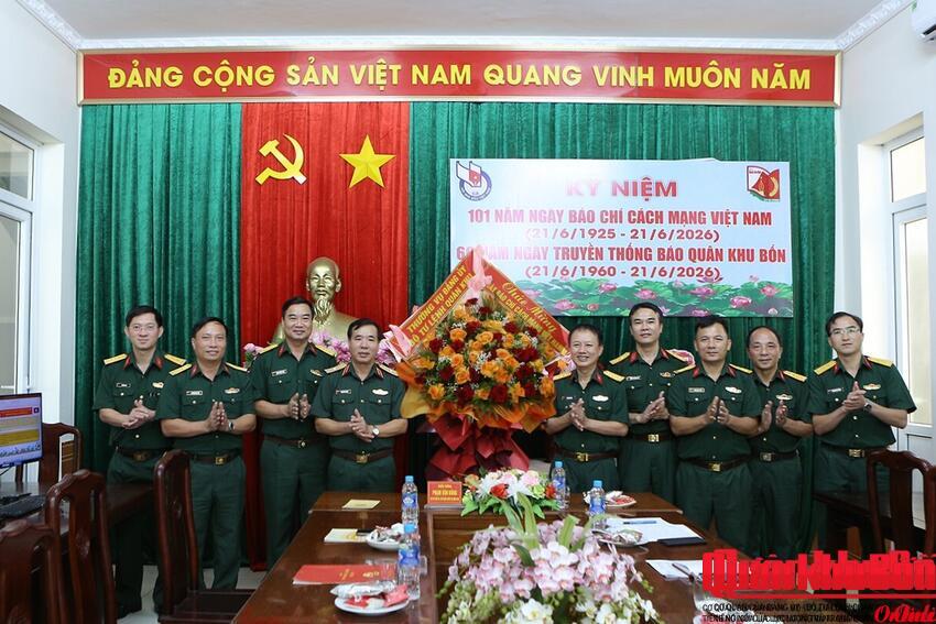Thường vụ Đảng ủy, Bộ Tư lệnh Quân khu 4 chúc mừng Báo Quân khu 4 nhân Ngày Báo chí cách mạng Việt Nam