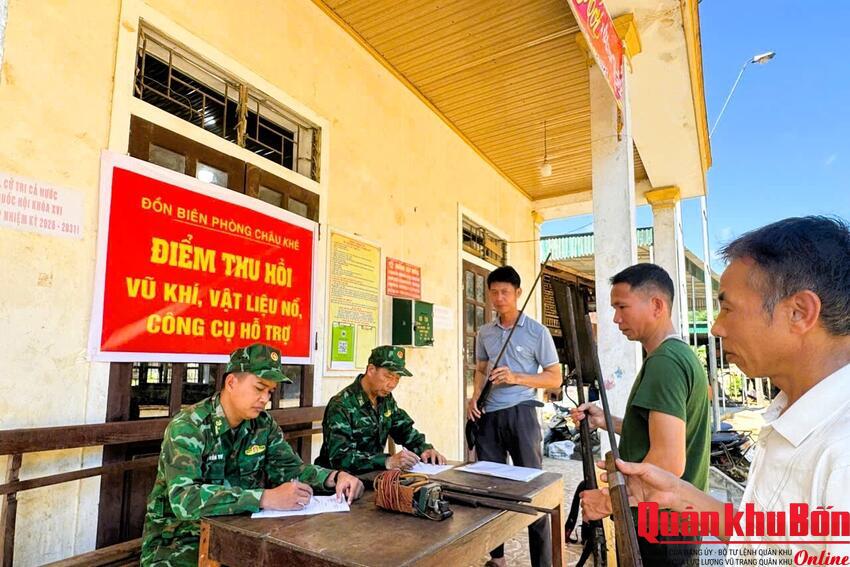 Đồn Biên phòng Châu Khê (Nghệ An) vận động nhân dân giao nộp nhiều vũ khí tự chế và công cụ hỗ trợ