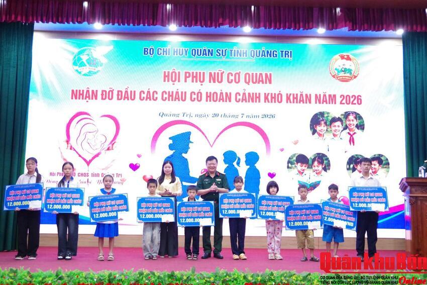 Hội Phụ nữ cơ quan Bộ Chỉ huy Quân sự tỉnh Quảng Trị nhận đỡ đầu 10 trẻ em có hoàn cảnh khó khăn