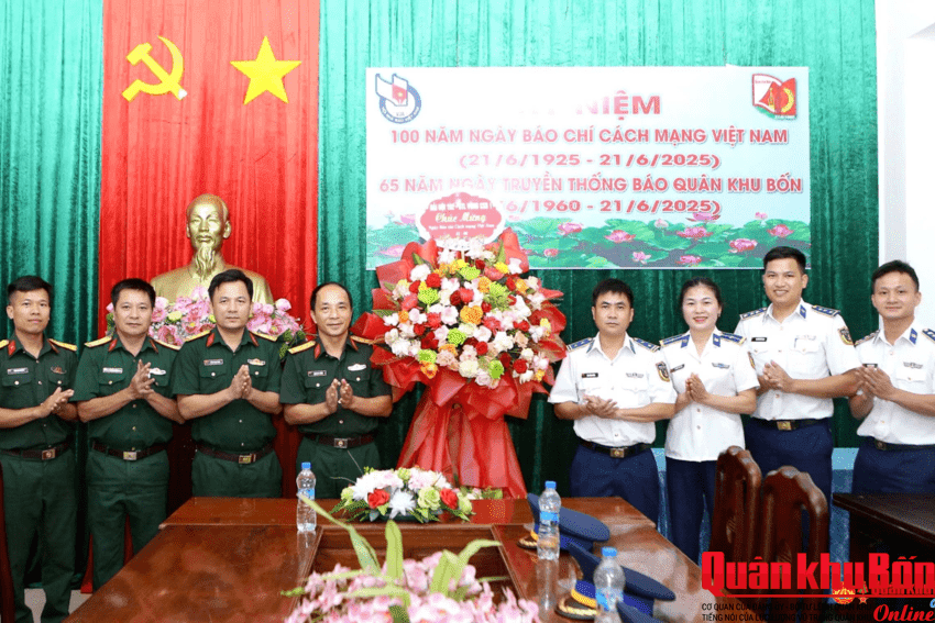 Hải đội 102 chúc mừng Báo Quân khu 4